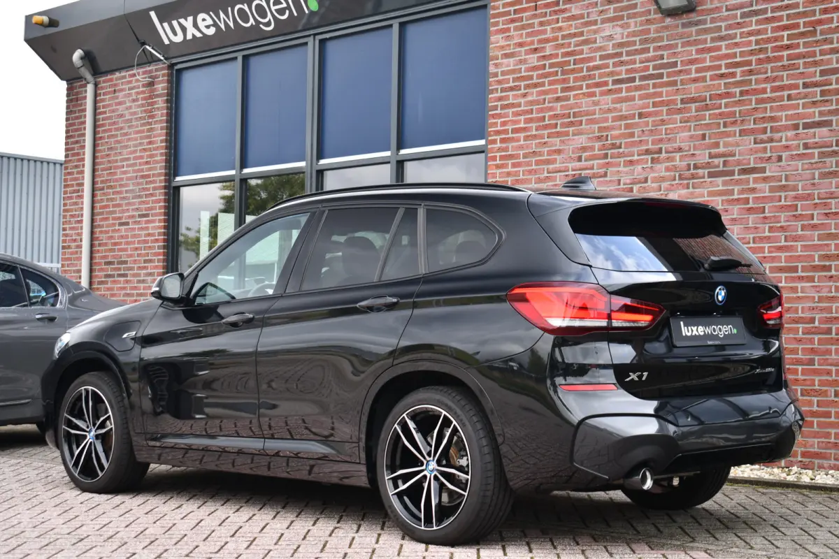 xDrive25e 220pk M-Sport 19inch Leder Stuurverw LED El-klep DAB BTW-auto!
