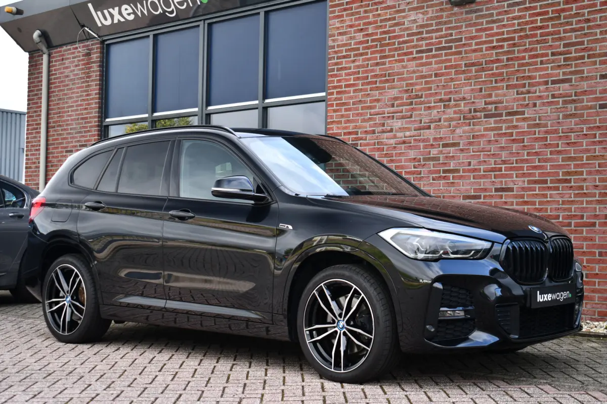 xDrive25e 220pk M-Sport 19inch Leder Stuurverw LED El-klep DAB BTW-auto!