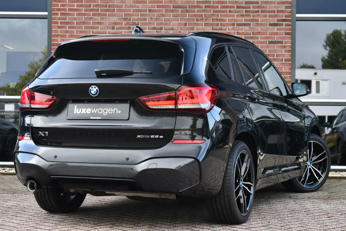 xDrive25e 220pk M-Sport 19inch Leder Stuurverw LED El-klep DAB BTW-auto!