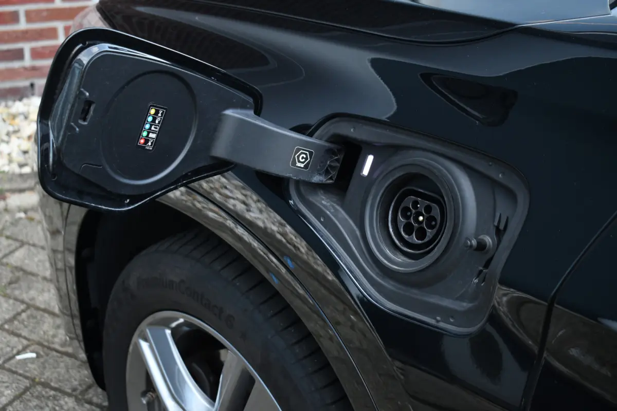 xDrive25e 220pk M-Sport 19inch Leder Stuurverw LED El-klep DAB BTW-auto!