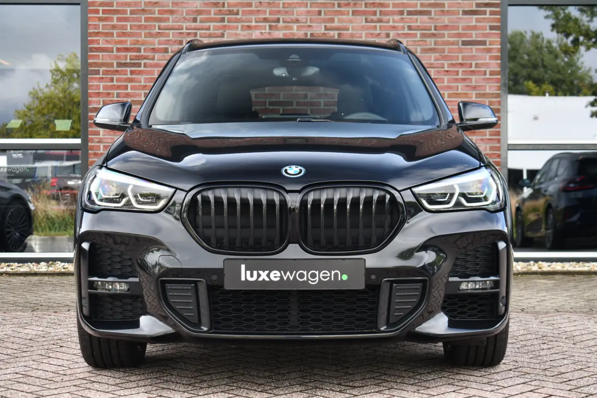 xDrive25e 220pk M-Sport 19inch Leder Stuurverw LED El-klep DAB BTW-auto!
