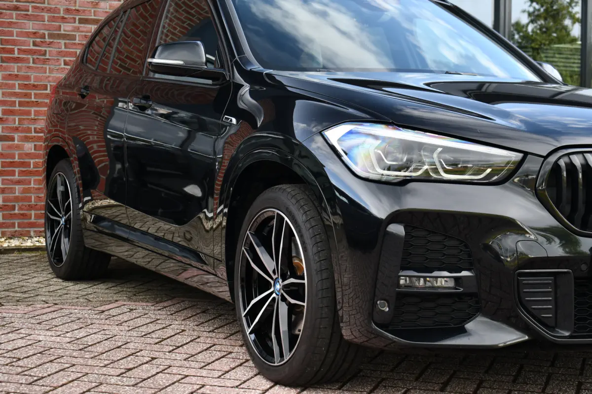 xDrive25e 220pk M-Sport 19inch Leder Stuurverw LED El-klep DAB BTW-auto!