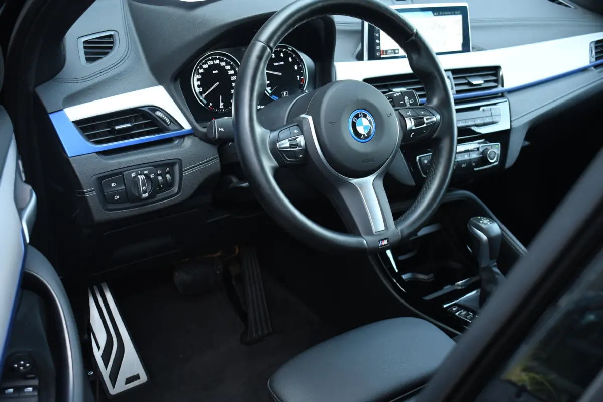 xDrive25e 220pk M-Sport 19inch Leder Stuurverw LED El-klep DAB BTW-auto!
