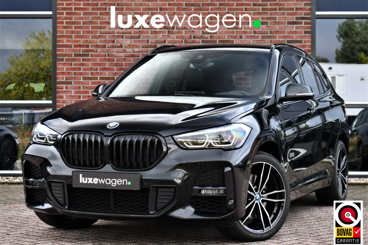 xDrive25e 220pk M-Sport 19inch Leder Stuurverw LED El-klep DAB BTW-auto!