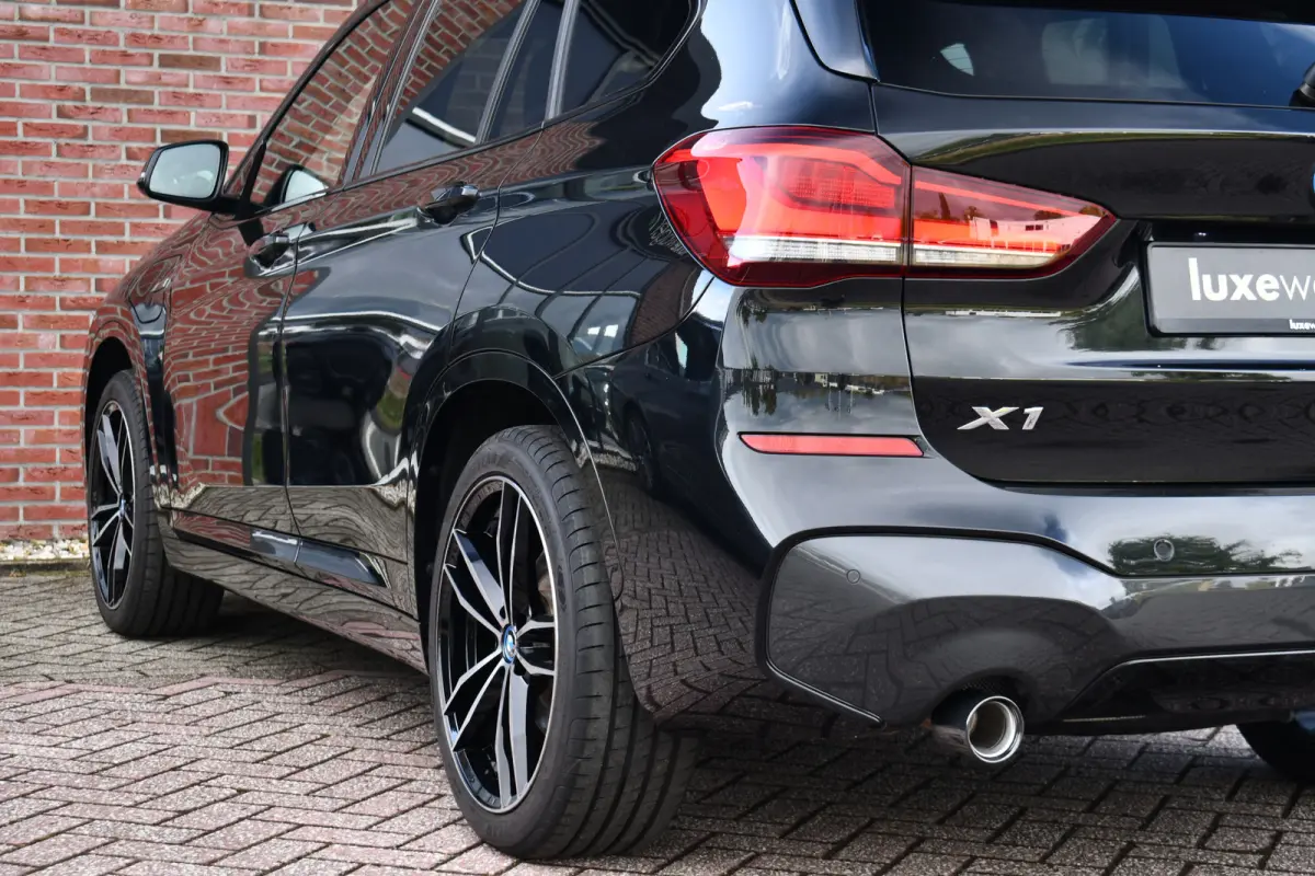 xDrive25e 220pk M-Sport 19inch Leder Stuurverw LED El-klep DAB BTW-auto!