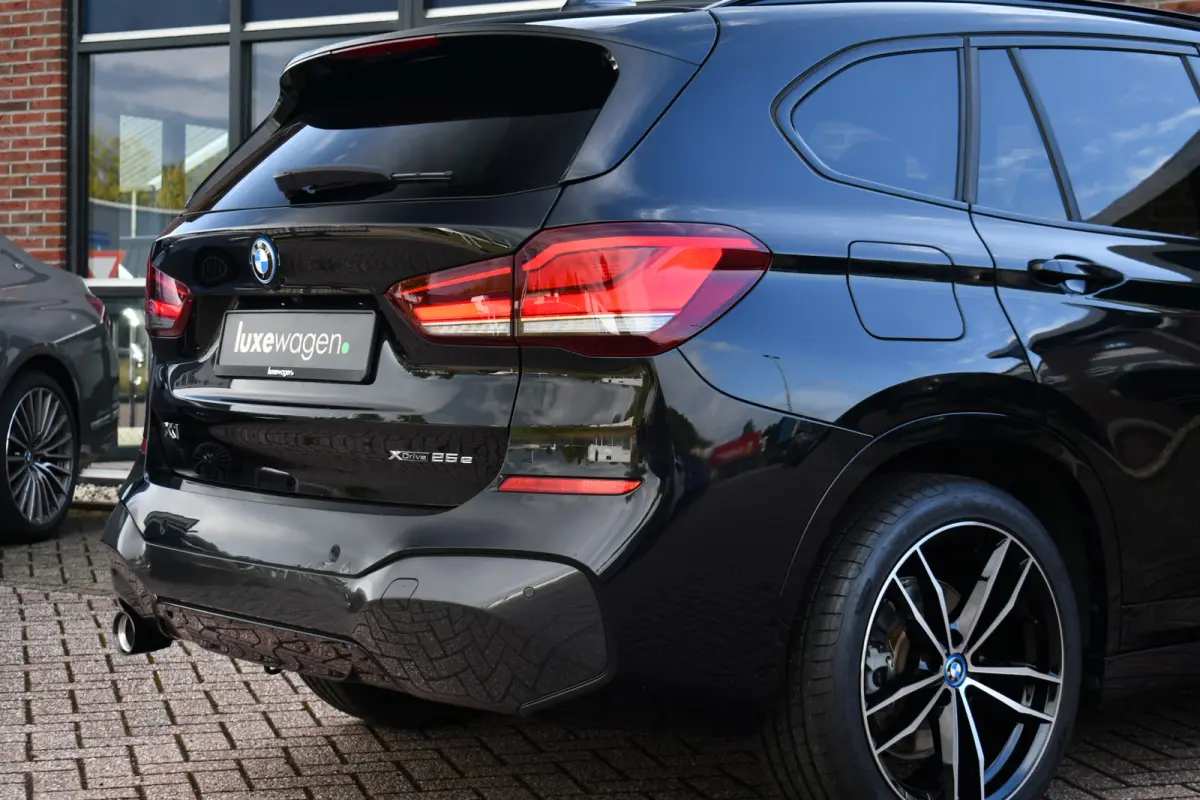 xDrive25e 220pk M-Sport 19inch Leder Stuurverw LED El-klep DAB BTW-auto!