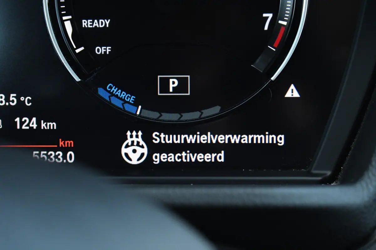 xDrive25e 220pk M-Sport 19inch Leder Stuurverw LED El-klep DAB BTW-auto!