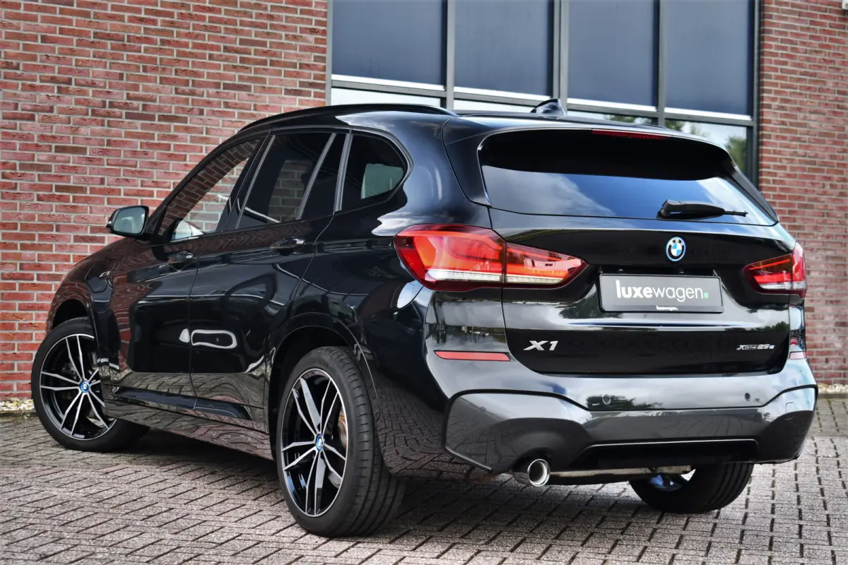 xDrive25e 220pk M-Sport 19inch Leder Stuurverw LED El-klep DAB BTW-auto!