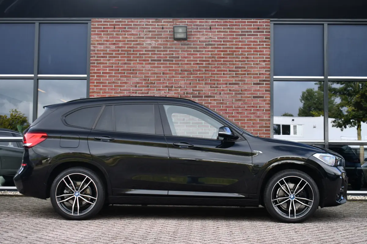 xDrive25e 220pk M-Sport 19inch Leder Stuurverw LED El-klep DAB BTW-auto!
