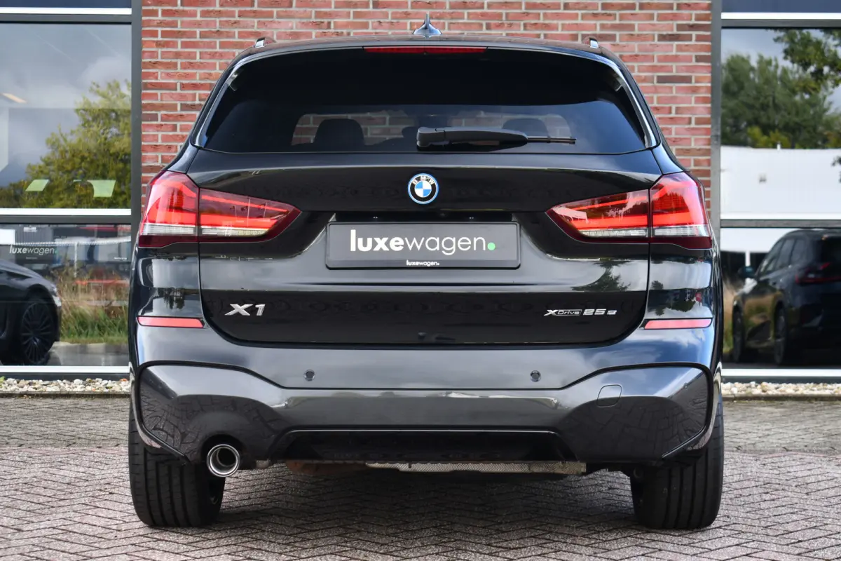 xDrive25e 220pk M-Sport 19inch Leder Stuurverw LED El-klep DAB BTW-auto!
