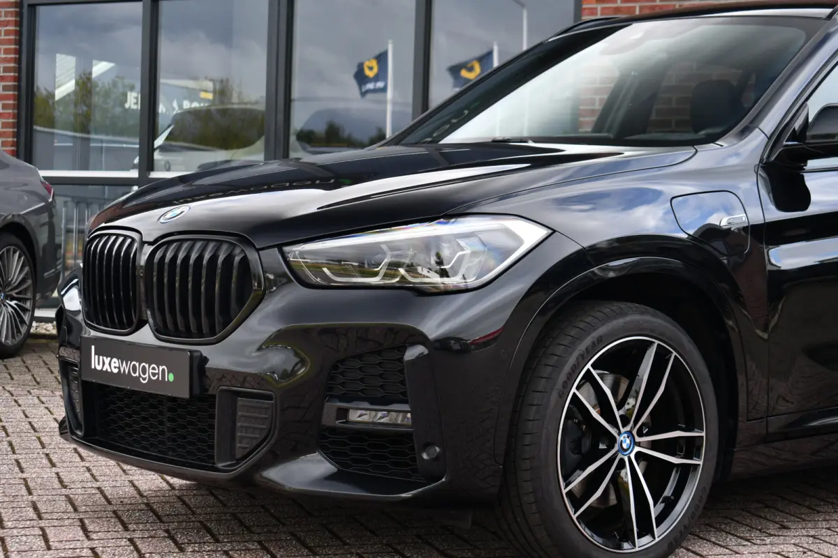 xDrive25e 220pk M-Sport 19inch Leder Stuurverw LED El-klep DAB BTW-auto!