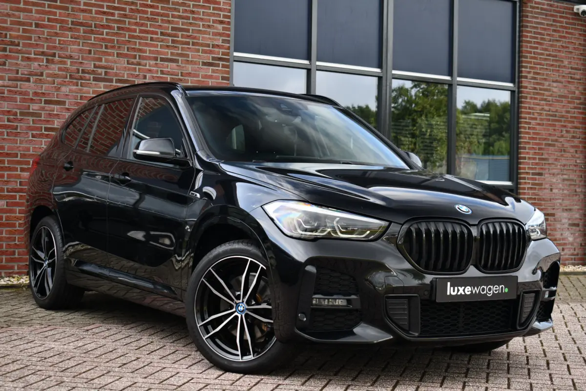 xDrive25e 220pk M-Sport 19inch Leder Stuurverw LED El-klep DAB BTW-auto!