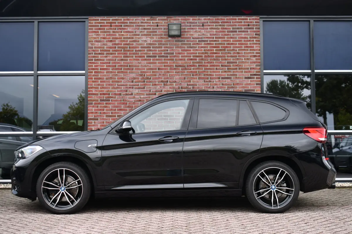 xDrive25e 220pk M-Sport 19inch Leder Stuurverw LED El-klep DAB BTW-auto!