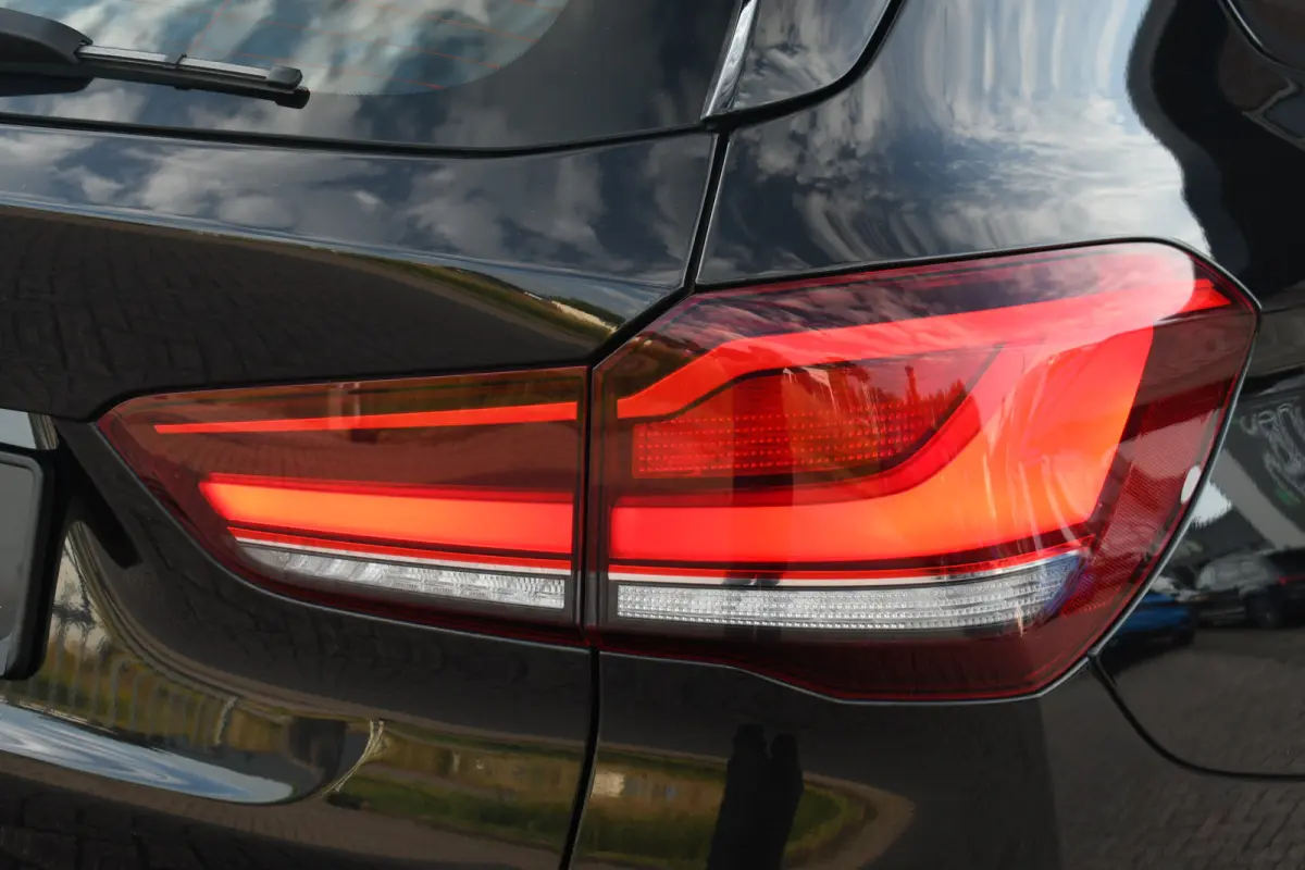 xDrive25e 220pk M-Sport 19inch Leder Stuurverw LED El-klep DAB BTW-auto!