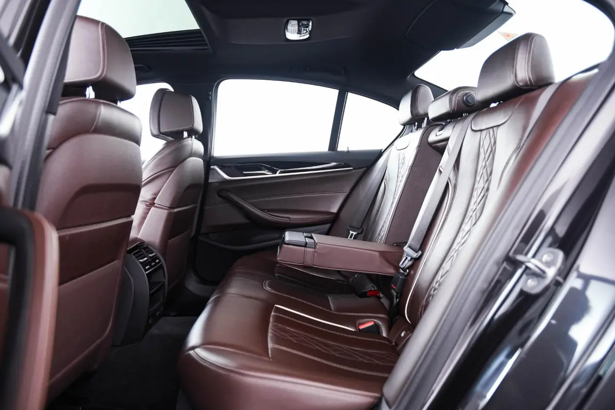 520i High Executive Edition M Sport - Panoramadak - Head up - Driving/Parking Assistant - Comforstoelen - Elektrisch verwarmde voorstoelen - Navigatiesysteem Professional -