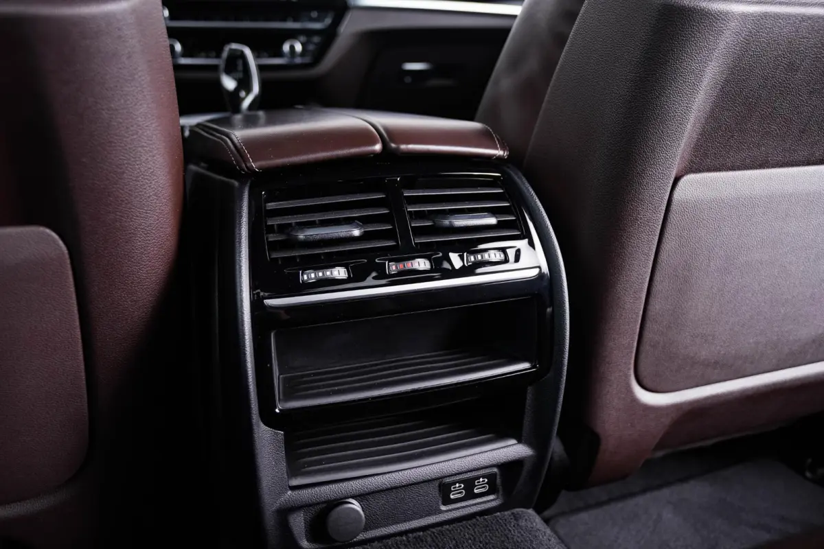 520i High Executive Edition M Sport - Panoramadak - Head up - Driving/Parking Assistant - Comforstoelen - Elektrisch verwarmde voorstoelen - Navigatiesysteem Professional -