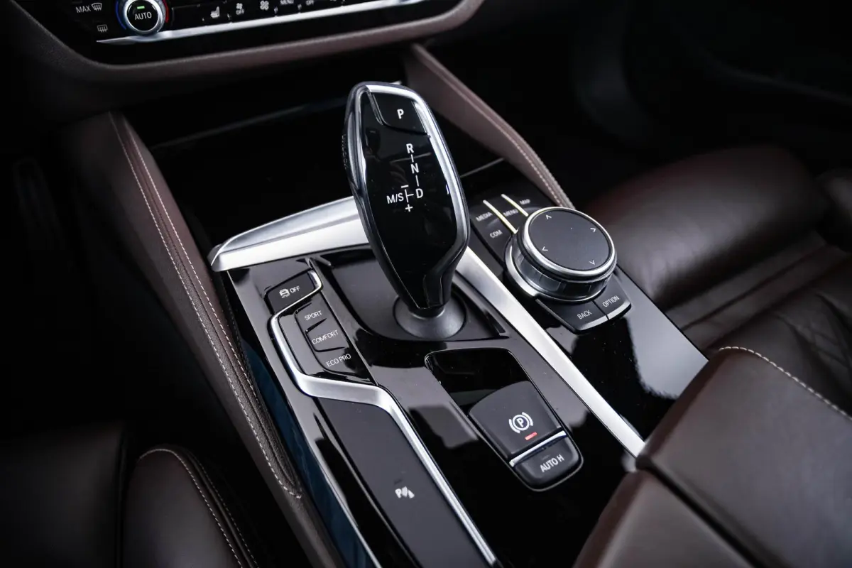 520i High Executive Edition M Sport - Panoramadak - Head up - Driving/Parking Assistant - Comforstoelen - Elektrisch verwarmde voorstoelen - Navigatiesysteem Professional -
