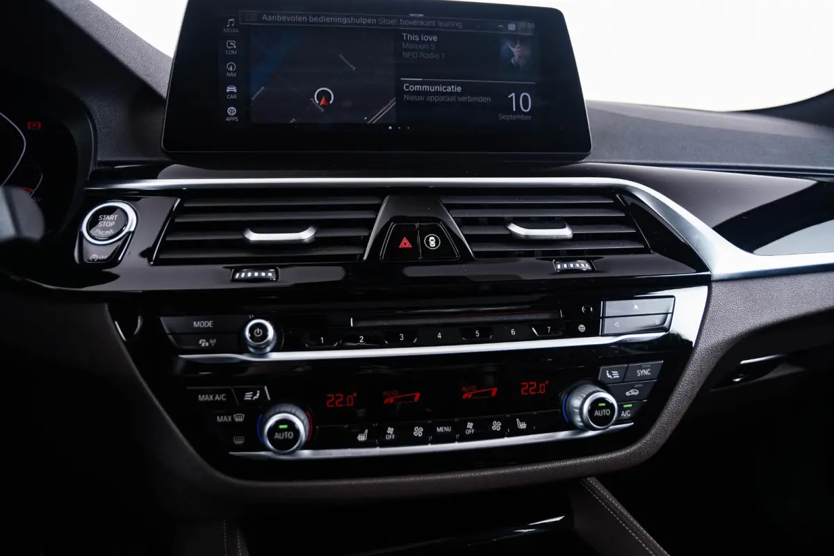 520i High Executive Edition M Sport - Panoramadak - Head up - Driving/Parking Assistant - Comforstoelen - Elektrisch verwarmde voorstoelen - Navigatiesysteem Professional -