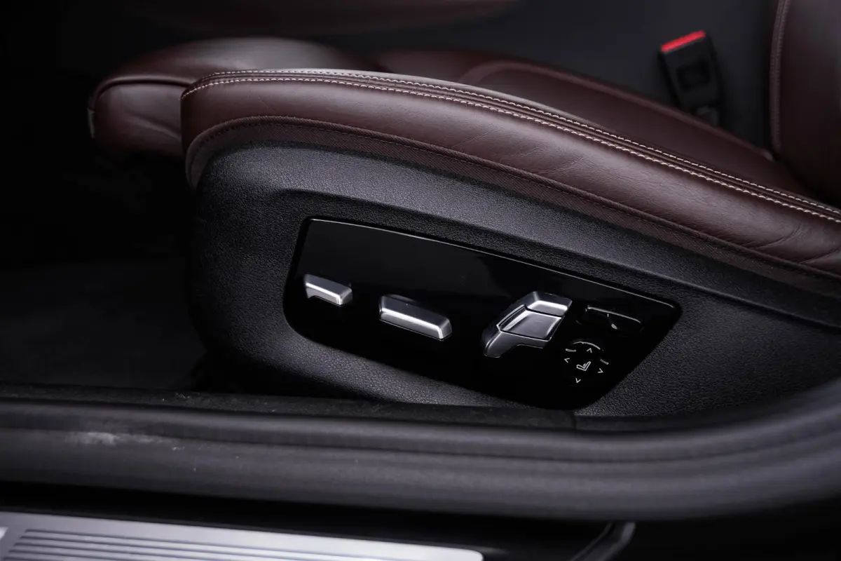 520i High Executive Edition M Sport - Panoramadak - Head up - Driving/Parking Assistant - Comforstoelen - Elektrisch verwarmde voorstoelen - Navigatiesysteem Professional -