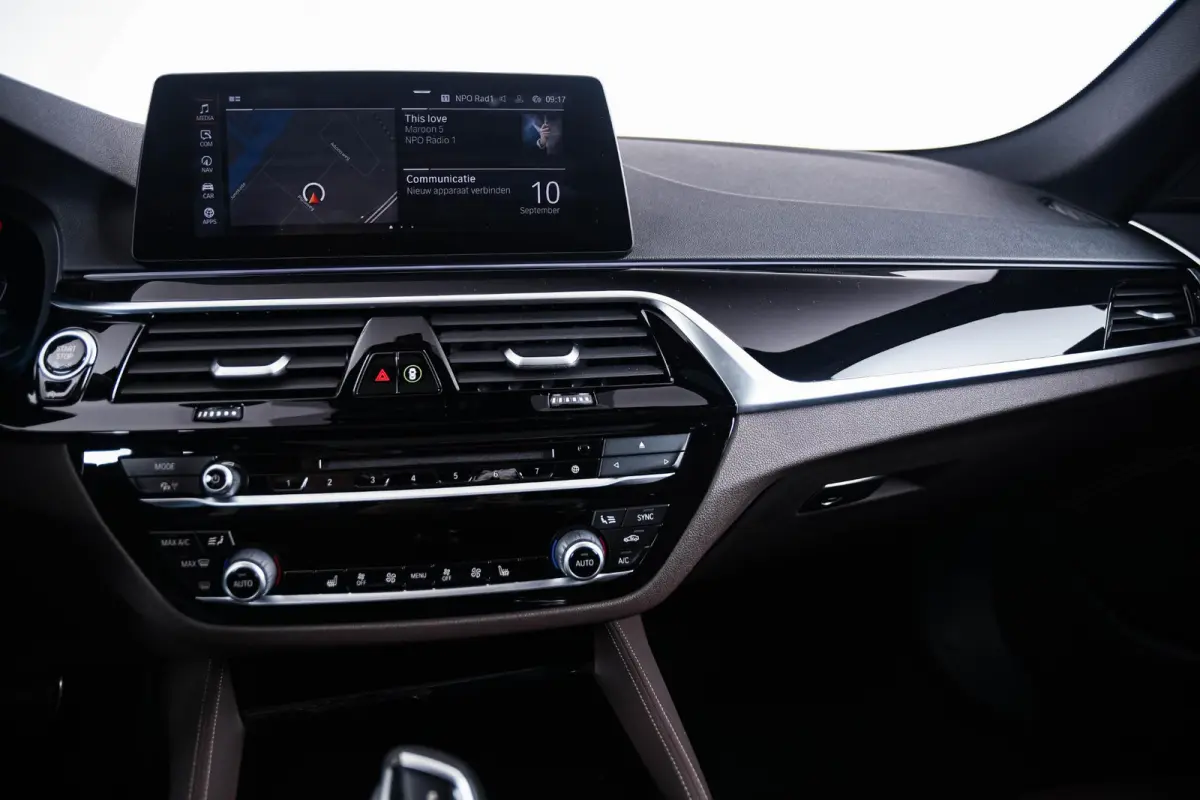 520i High Executive Edition M Sport - Panoramadak - Head up - Driving/Parking Assistant - Comforstoelen - Elektrisch verwarmde voorstoelen - Navigatiesysteem Professional -