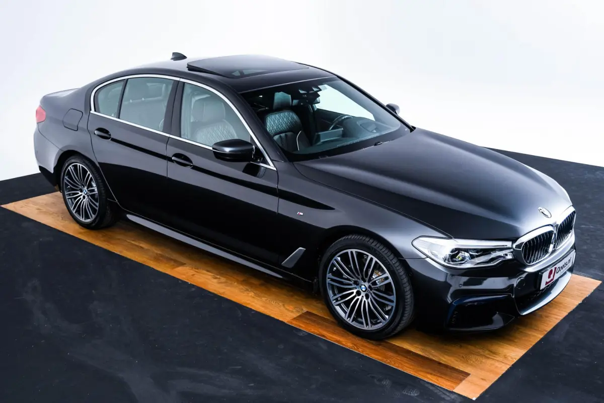 520i High Executive Edition M Sport - Panoramadak - Head up - Driving/Parking Assistant - Comforstoelen - Elektrisch verwarmde voorstoelen - Navigatiesysteem Professional -