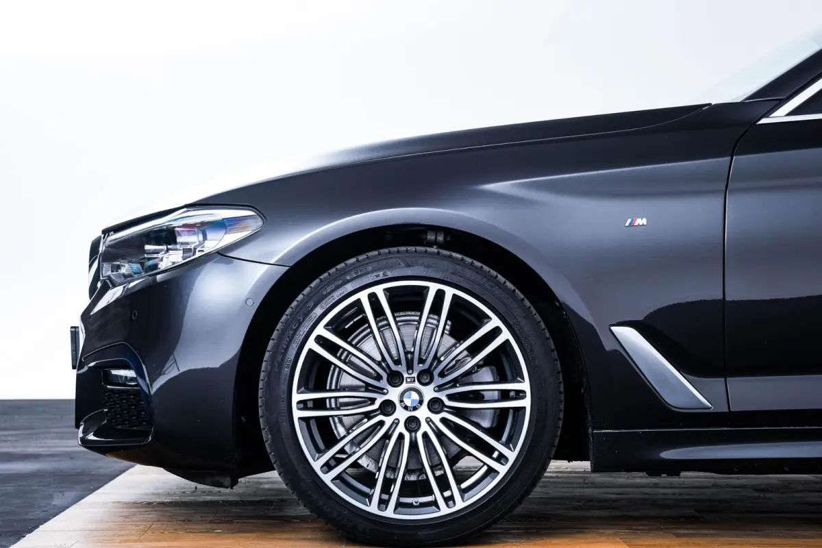 520i High Executive Edition M Sport - Panoramadak - Head up - Driving/Parking Assistant - Comforstoelen - Elektrisch verwarmde voorstoelen - Navigatiesysteem Professional -