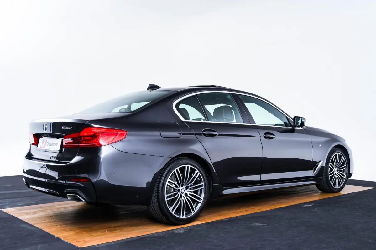 520i High Executive Edition M Sport - Panoramadak - Head up - Driving/Parking Assistant - Comforstoelen - Elektrisch verwarmde voorstoelen - Navigatiesysteem Professional -