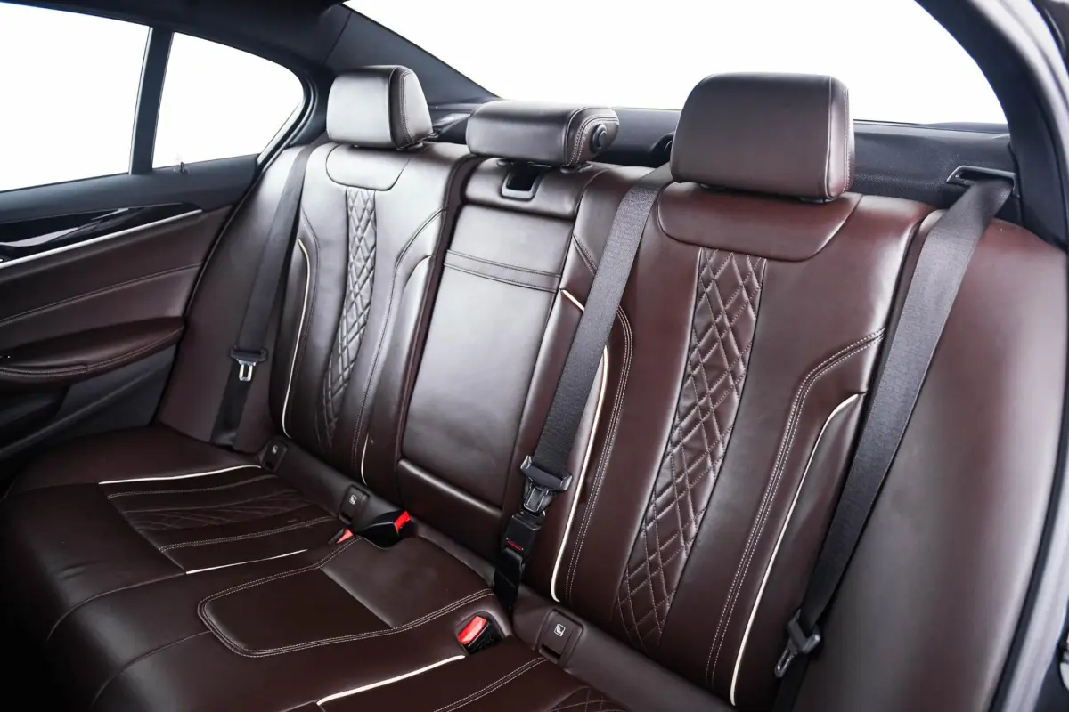 520i High Executive Edition M Sport - Panoramadak - Head up - Driving/Parking Assistant - Comforstoelen - Elektrisch verwarmde voorstoelen - Navigatiesysteem Professional -