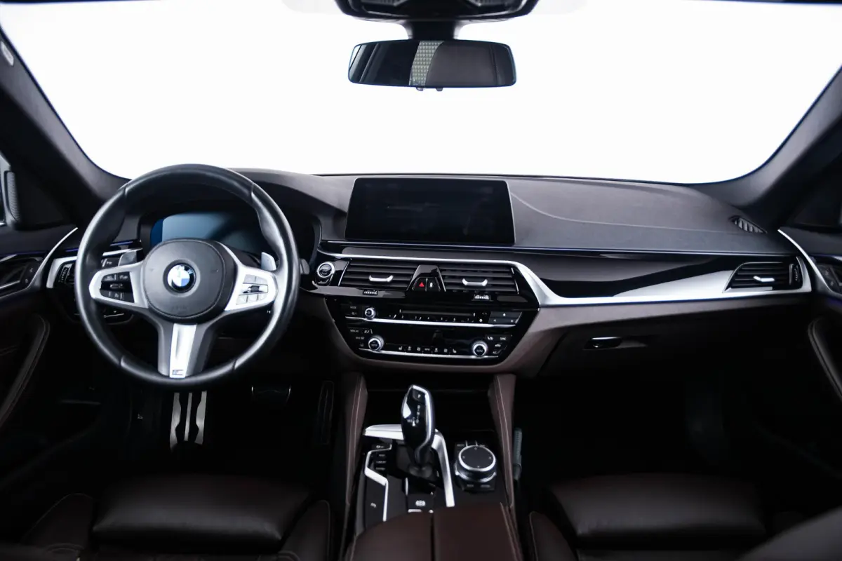 520i High Executive Edition M Sport - Panoramadak - Head up - Driving/Parking Assistant - Comforstoelen - Elektrisch verwarmde voorstoelen - Navigatiesysteem Professional -