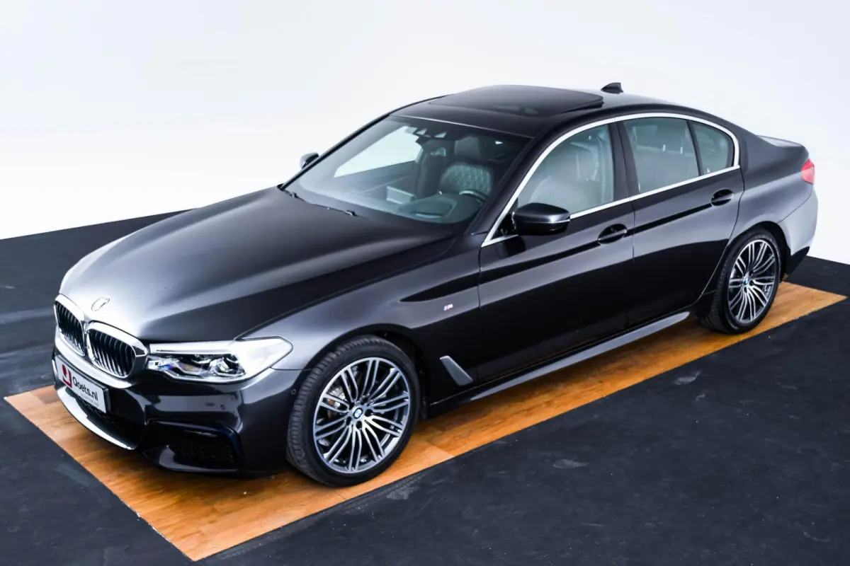 520i High Executive Edition M Sport - Panoramadak - Head up - Driving/Parking Assistant - Comforstoelen - Elektrisch verwarmde voorstoelen - Navigatiesysteem Professional -