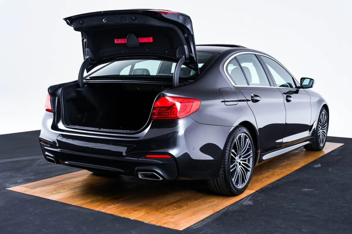 520i High Executive Edition M Sport - Panoramadak - Head up - Driving/Parking Assistant - Comforstoelen - Elektrisch verwarmde voorstoelen - Navigatiesysteem Professional -