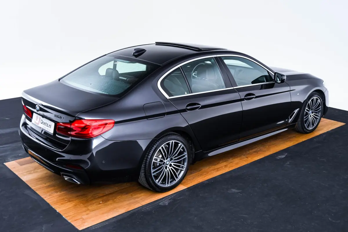 520i High Executive Edition M Sport - Panoramadak - Head up - Driving/Parking Assistant - Comforstoelen - Elektrisch verwarmde voorstoelen - Navigatiesysteem Professional -