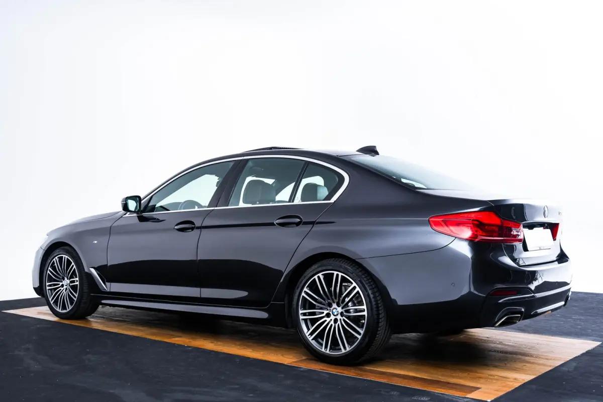 520i High Executive Edition M Sport - Panoramadak - Head up - Driving/Parking Assistant - Comforstoelen - Elektrisch verwarmde voorstoelen - Navigatiesysteem Professional -