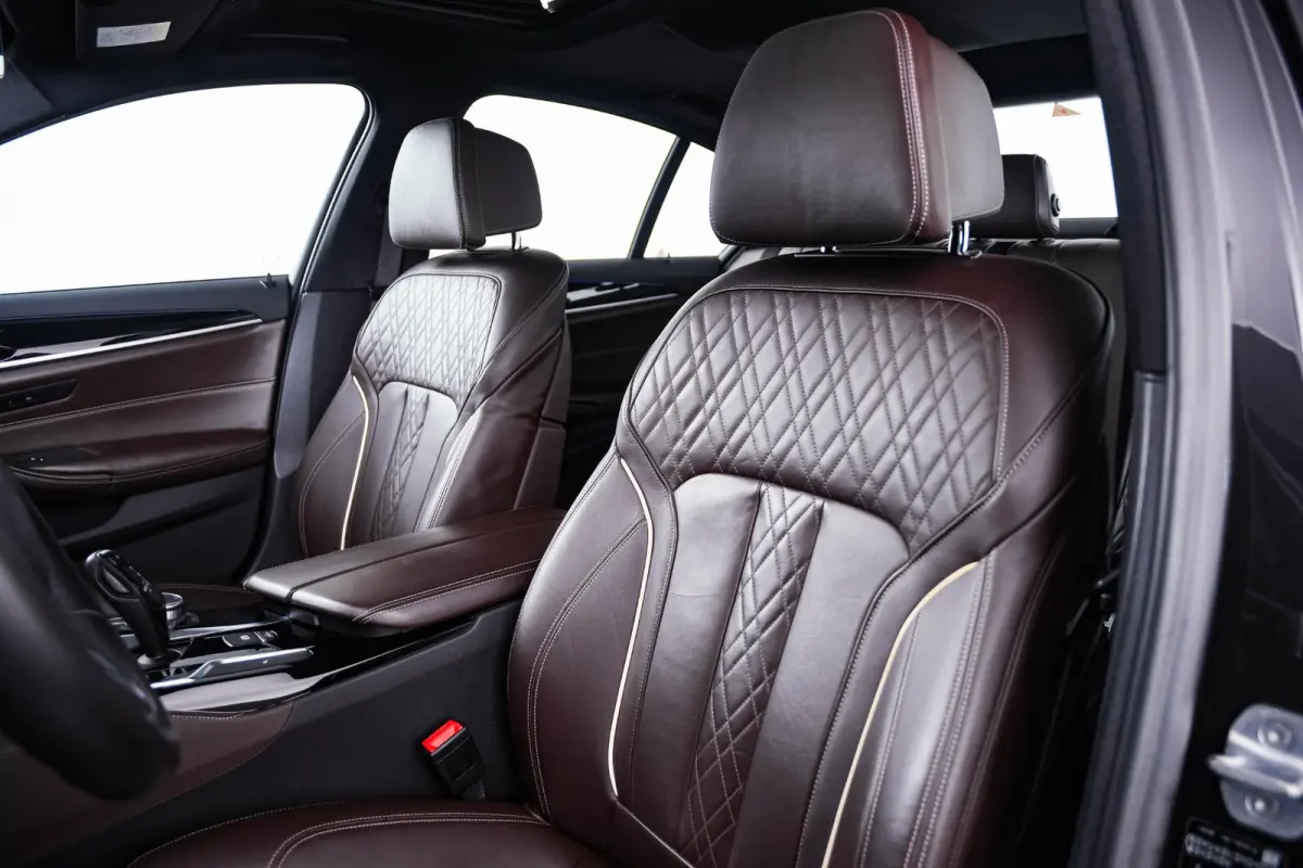 520i High Executive Edition M Sport - Panoramadak - Head up - Driving/Parking Assistant - Comforstoelen - Elektrisch verwarmde voorstoelen - Navigatiesysteem Professional -