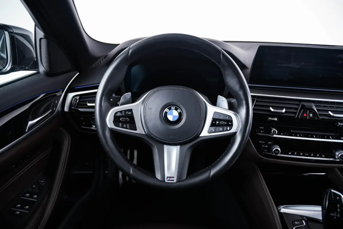 520i High Executive Edition M Sport - Panoramadak - Head up - Driving/Parking Assistant - Comforstoelen - Elektrisch verwarmde voorstoelen - Navigatiesysteem Professional -
