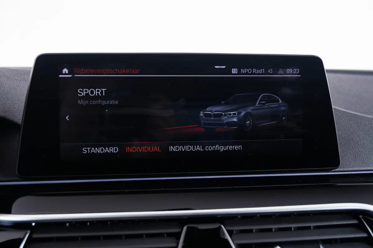 520i High Executive Edition M Sport - Panoramadak - Head up - Driving/Parking Assistant - Comforstoelen - Elektrisch verwarmde voorstoelen - Navigatiesysteem Professional -