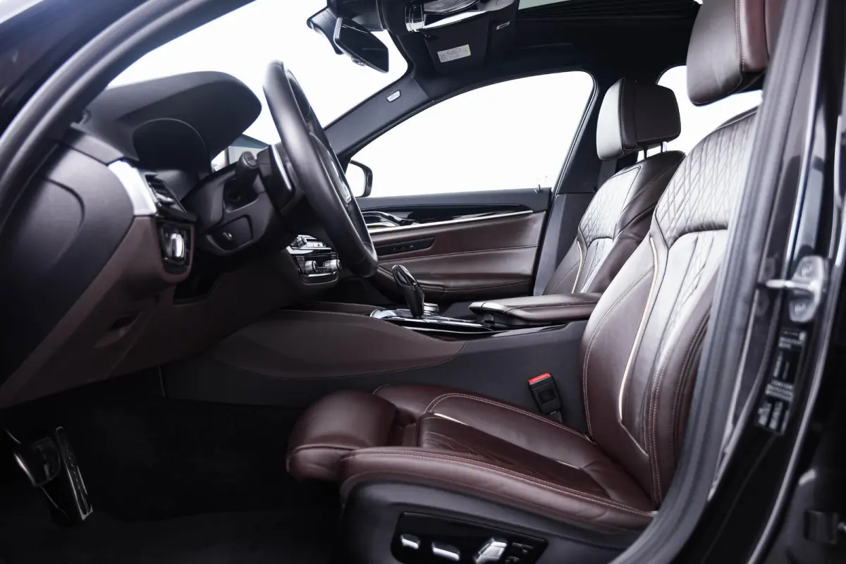 520i High Executive Edition M Sport - Panoramadak - Head up - Driving/Parking Assistant - Comforstoelen - Elektrisch verwarmde voorstoelen - Navigatiesysteem Professional -