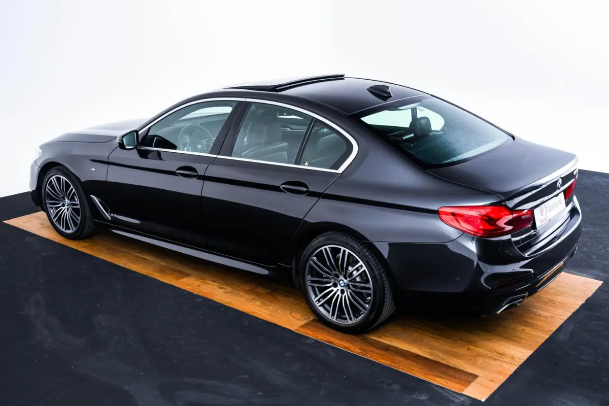 520i High Executive Edition M Sport - Panoramadak - Head up - Driving/Parking Assistant - Comforstoelen - Elektrisch verwarmde voorstoelen - Navigatiesysteem Professional -