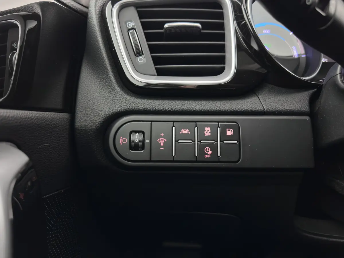 1.6 GDi PHEV DynamicPlusLine (Plug-In) {SoH-97%} (INCL-BTW ) Aut.*LEATHER-FABRIC | FULL-LED | KEYLESS | NAVI-FULLMAP | HEATED-SPORTSEATS | CAMERA | DAB | LANE-ASSIST | ADAPT.CRUISE | PRIVACY