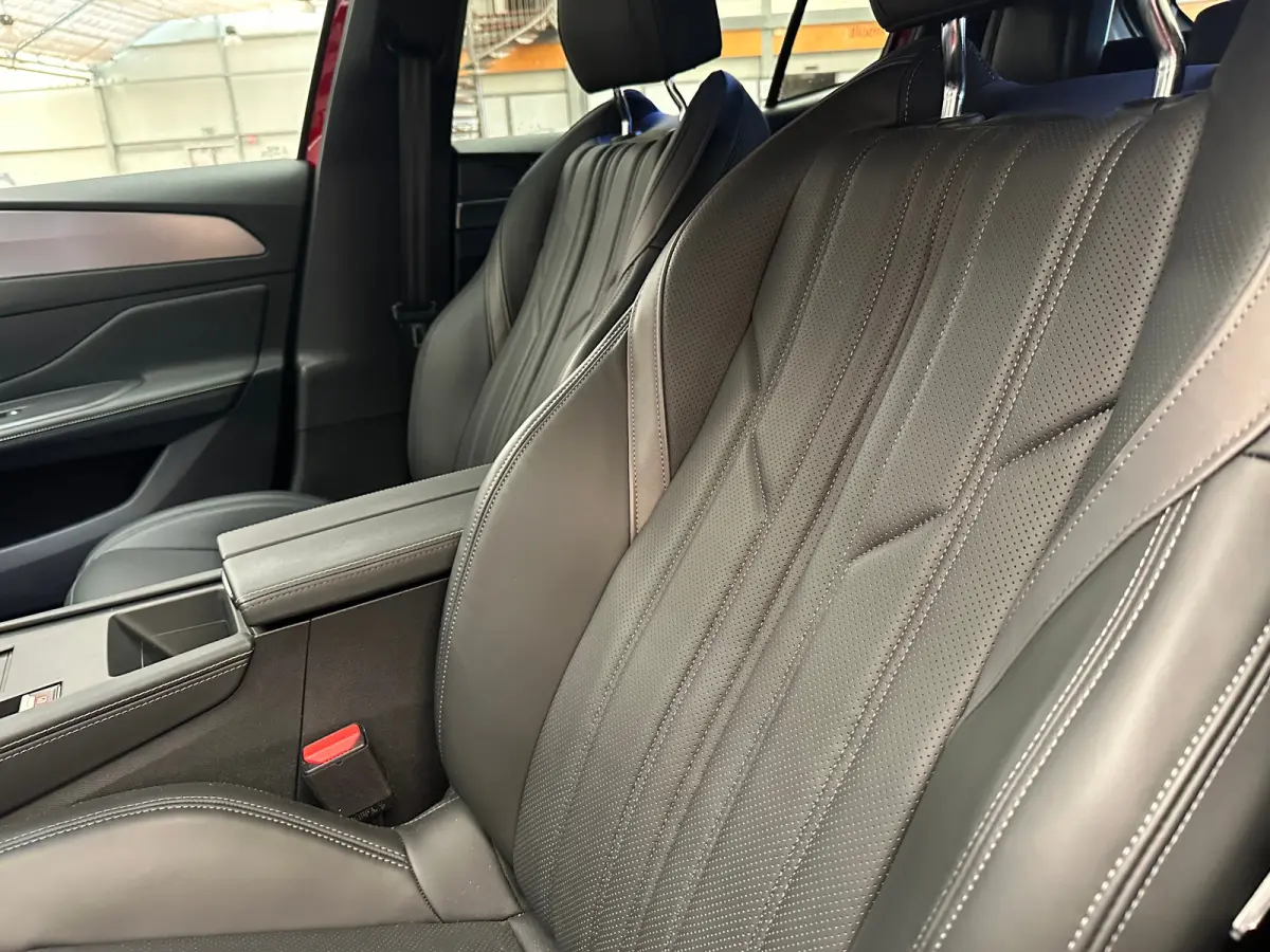 1.6 GT Exclusive Plug-In Hybrid 240 Focal | Leder | Navigatie | Stoel+Stuurverwarming || 20" lichtmetalen velgen 'MONOLITHE’ | Active Safety Brake (met camera en radar) | Drive Assist Plus