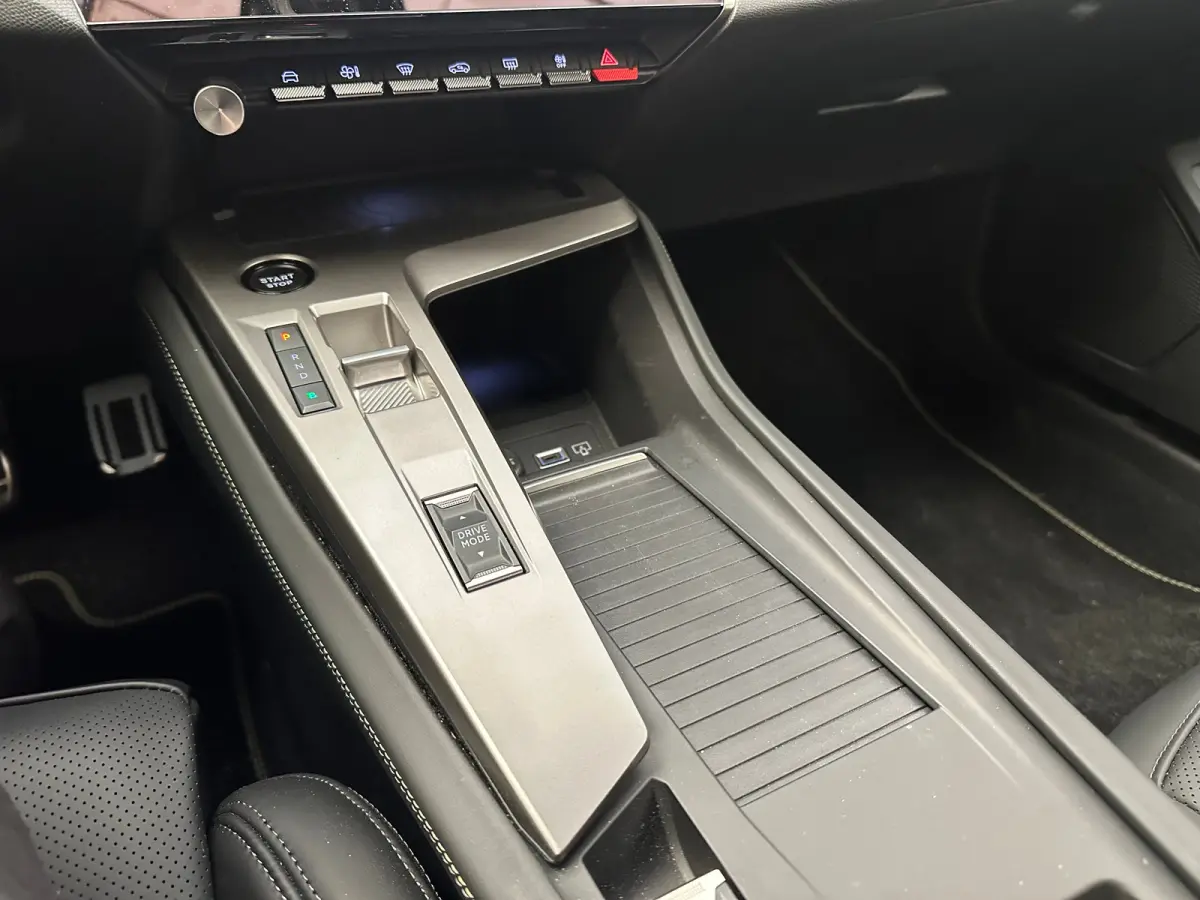 1.6 GT Exclusive Plug-In Hybrid 240 Focal | Leder | Navigatie | Stoel+Stuurverwarming || 20" lichtmetalen velgen 'MONOLITHE’ | Active Safety Brake (met camera en radar) | Drive Assist Plus