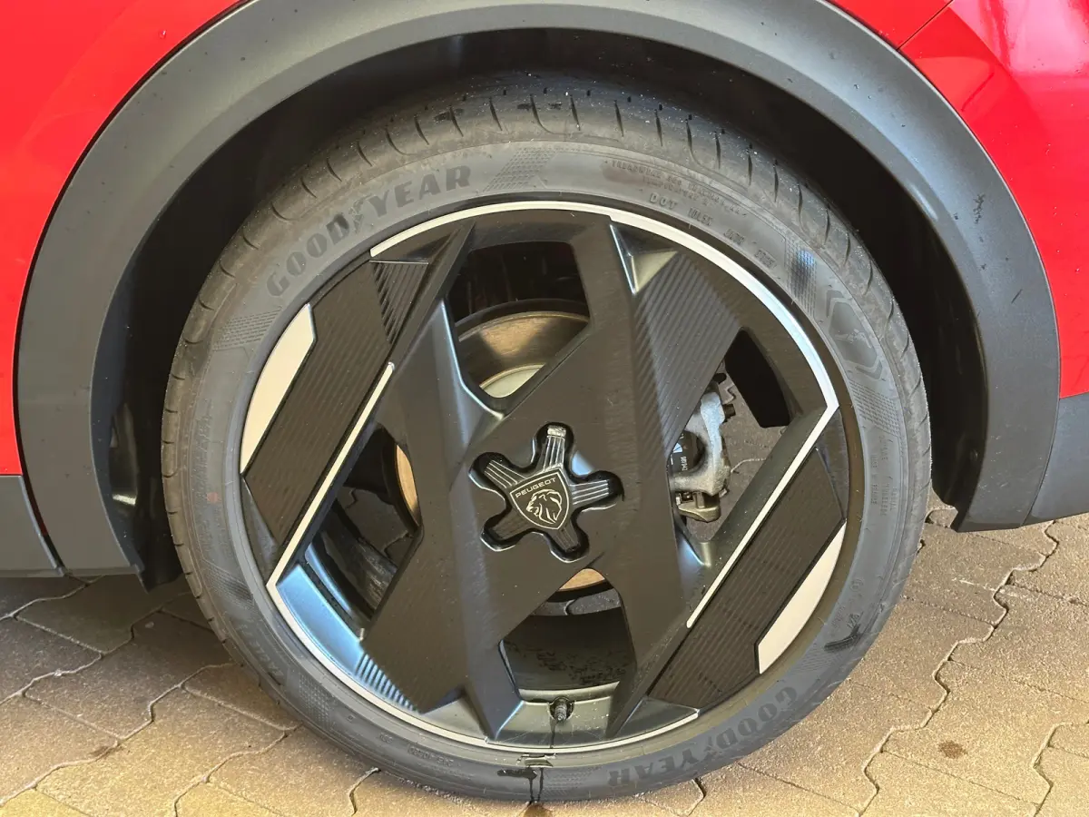 1.6 GT Exclusive Plug-In Hybrid 240 Focal | Leder | Navigatie | Stoel+Stuurverwarming || 20" lichtmetalen velgen 'MONOLITHE’ | Active Safety Brake (met camera en radar) | Drive Assist Plus