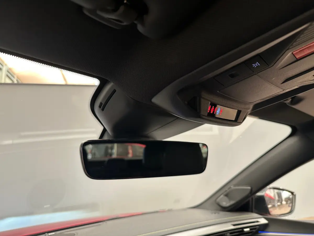 1.6 GT Exclusive Plug-In Hybrid 240 Focal | Leder | Navigatie | Stoel+Stuurverwarming || 20" lichtmetalen velgen 'MONOLITHE’ | Active Safety Brake (met camera en radar) | Drive Assist Plus