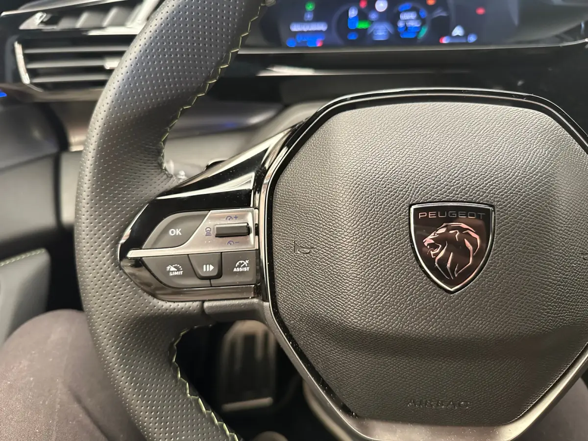 1.6 GT Exclusive Plug-In Hybrid 240 Focal | Leder | Navigatie | Stoel+Stuurverwarming || 20" lichtmetalen velgen 'MONOLITHE’ | Active Safety Brake (met camera en radar) | Drive Assist Plus