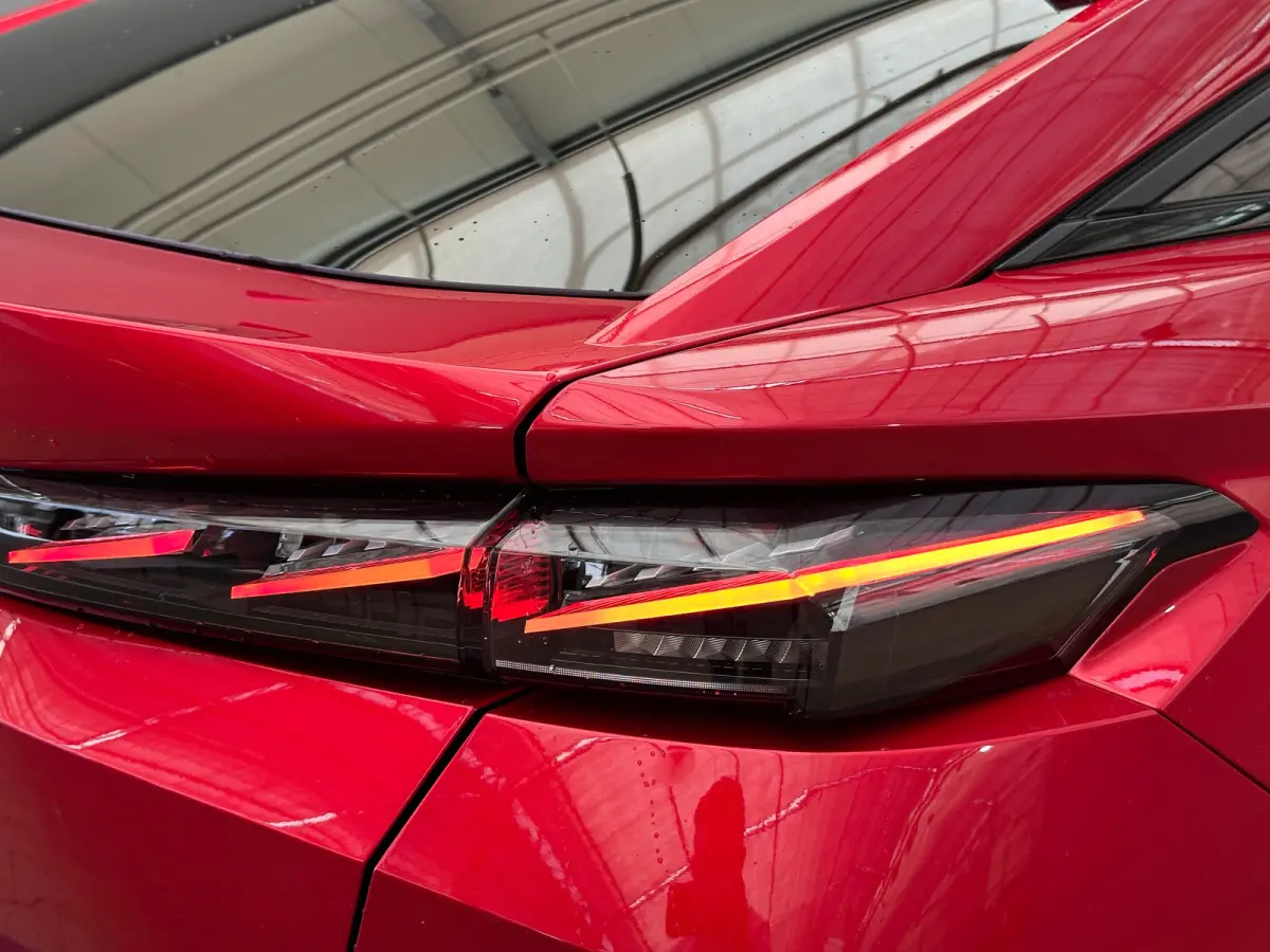 1.6 GT Exclusive Plug-In Hybrid 240 Focal | Leder | Navigatie | Stoel+Stuurverwarming || 20" lichtmetalen velgen 'MONOLITHE’ | Active Safety Brake (met camera en radar) | Drive Assist Plus