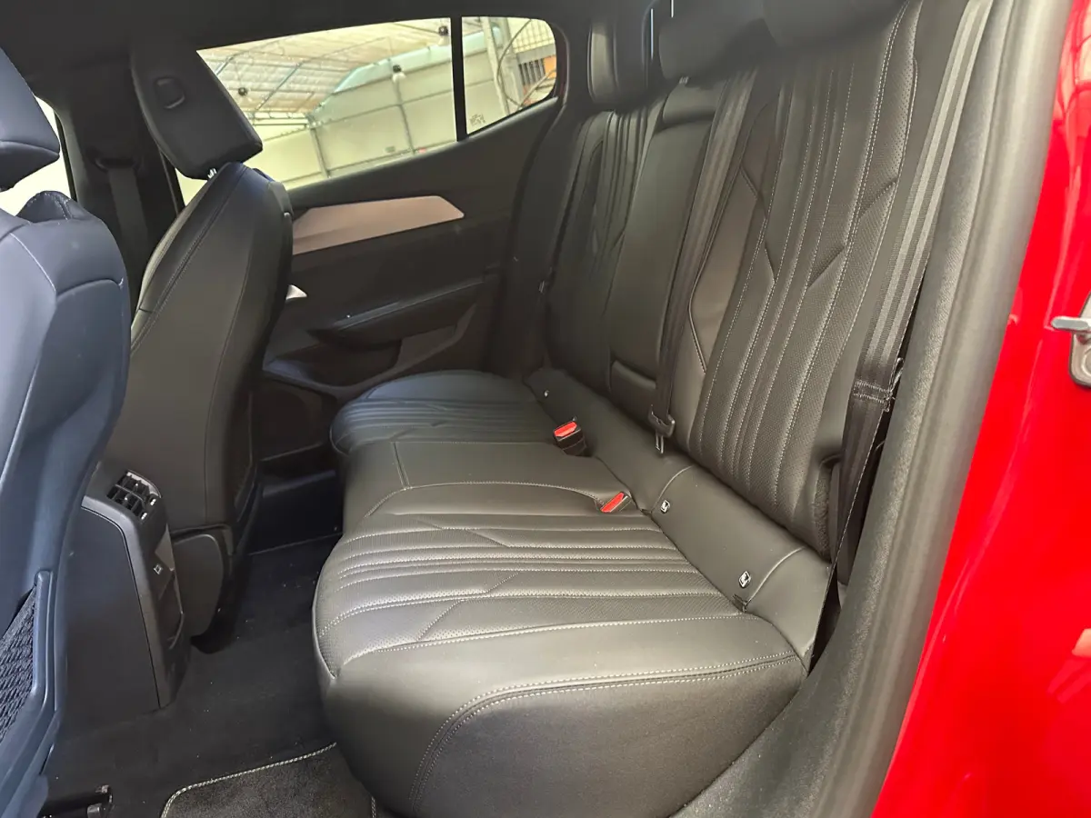 1.6 GT Exclusive Plug-In Hybrid 240 Focal | Leder | Navigatie | Stoel+Stuurverwarming || 20" lichtmetalen velgen 'MONOLITHE’ | Active Safety Brake (met camera en radar) | Drive Assist Plus