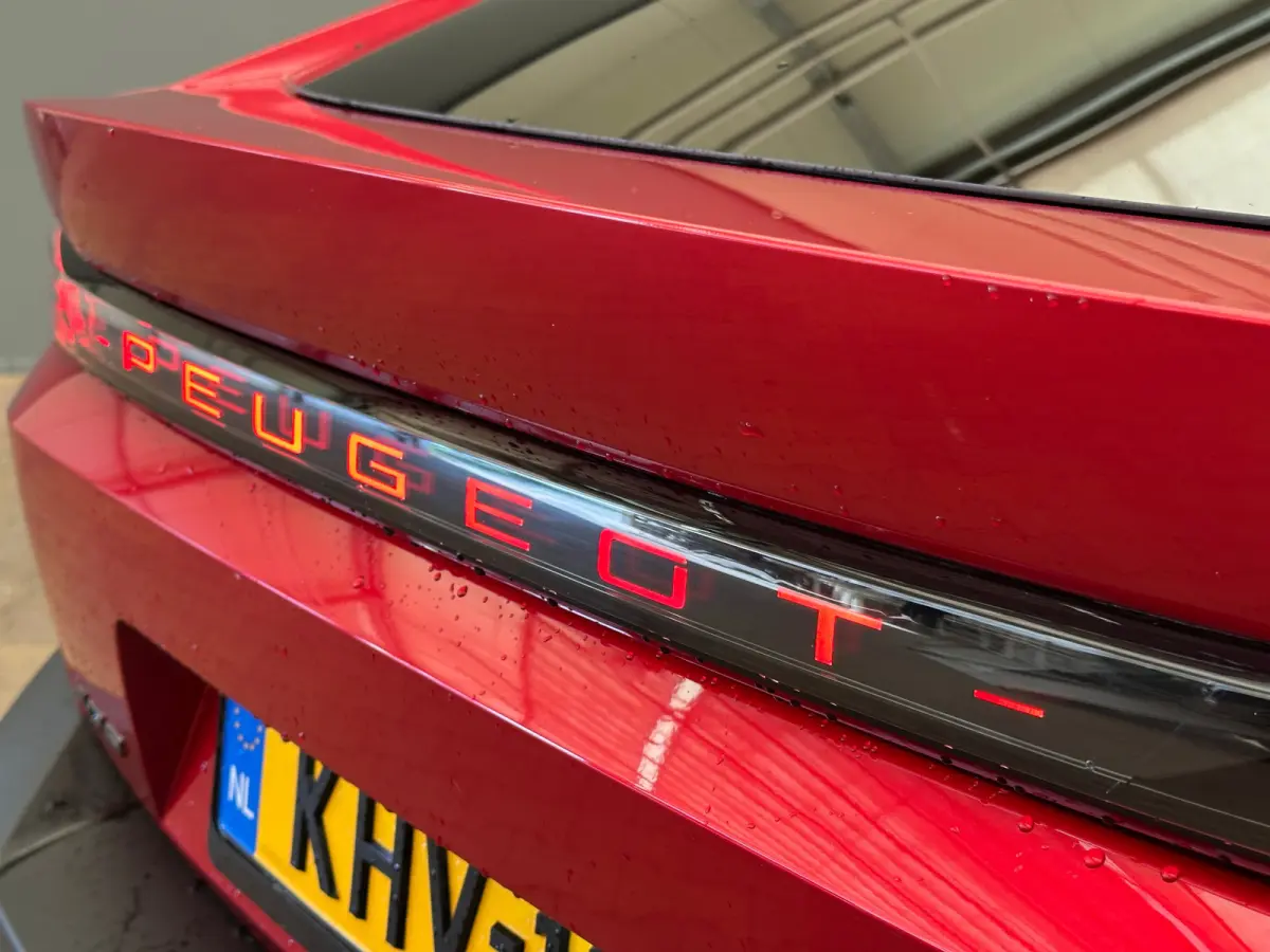 1.6 GT Exclusive Plug-In Hybrid 240 Focal | Leder | Navigatie | Stoel+Stuurverwarming || 20" lichtmetalen velgen 'MONOLITHE’ | Active Safety Brake (met camera en radar) | Drive Assist Plus