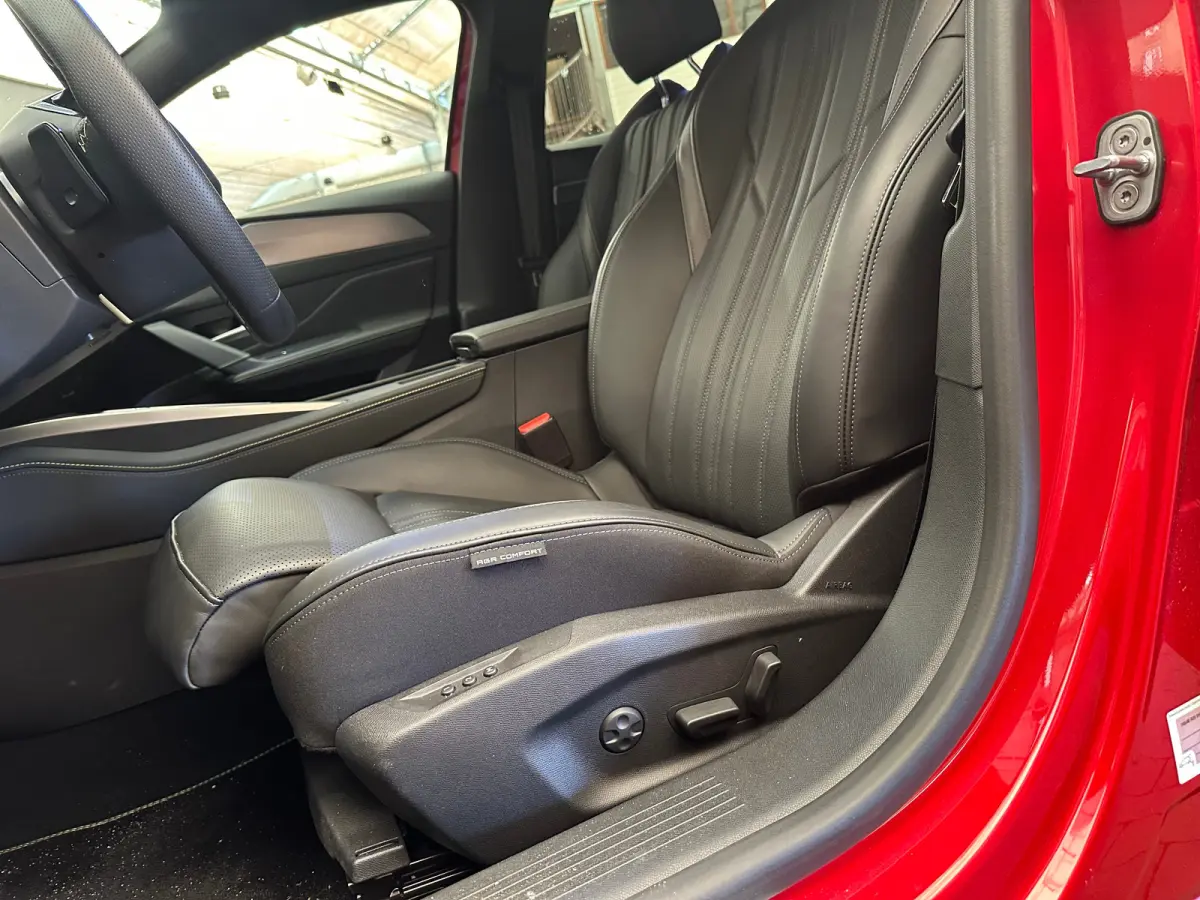 1.6 GT Exclusive Plug-In Hybrid 240 Focal | Leder | Navigatie | Stoel+Stuurverwarming || 20" lichtmetalen velgen 'MONOLITHE’ | Active Safety Brake (met camera en radar) | Drive Assist Plus