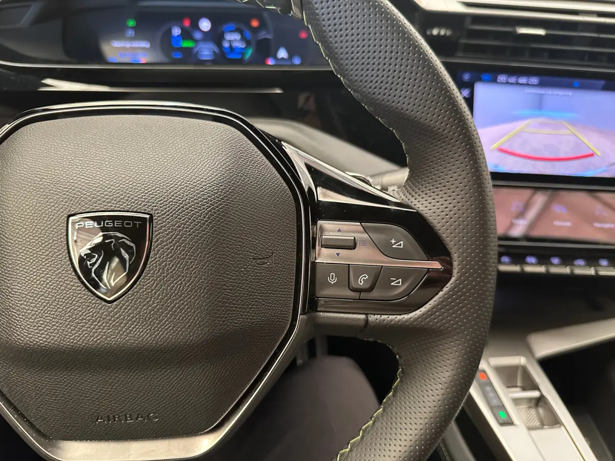 1.6 GT Exclusive Plug-In Hybrid 240 Focal | Leder | Navigatie | Stoel+Stuurverwarming || 20" lichtmetalen velgen 'MONOLITHE’ | Active Safety Brake (met camera en radar) | Drive Assist Plus