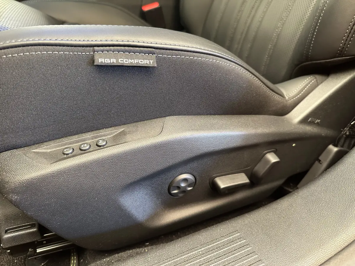 1.6 GT Exclusive Plug-In Hybrid 240 Focal | Leder | Navigatie | Stoel+Stuurverwarming || 20" lichtmetalen velgen 'MONOLITHE’ | Active Safety Brake (met camera en radar) | Drive Assist Plus